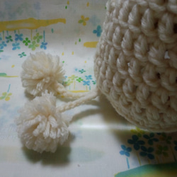☆手縫い屋の編み編み帽子☆大小3つのボンボン付き☆52㎝☆バニラアイス色 3枚目の画像
