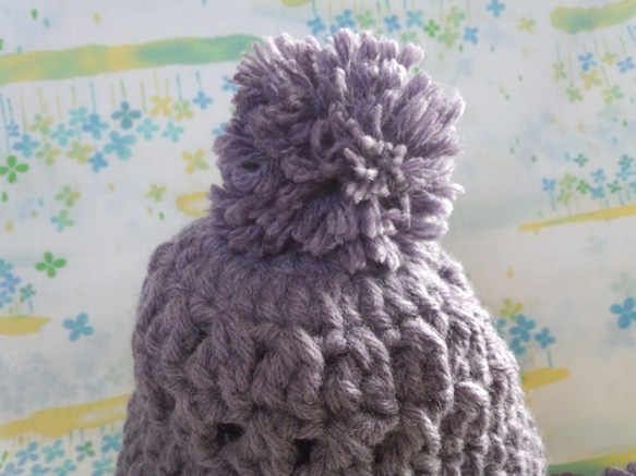 ☆手縫い屋の編み編み帽子☆大小3つのボンボン付き☆54㎝☆薄パープル色☆やわらかめ 1枚目の画像