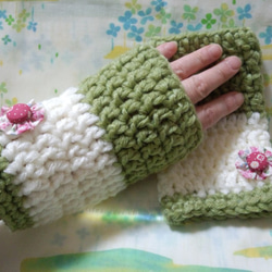 ☆手縫い屋の編み編みハンドウォーマー☆お花付き☆モスグリーン＆白 1枚目の画像