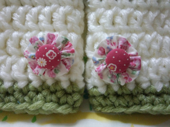 ☆手縫い屋の編み編みハンドウォーマー☆お花付き☆モスグリーン＆白 2枚目の画像