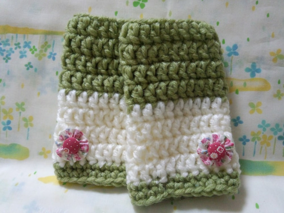 ☆手縫い屋の編み編みハンドウォーマー☆お花付き☆モスグリーン＆白 3枚目の画像