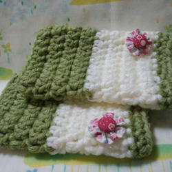 ☆手縫い屋の編み編みハンドウォーマー☆お花付き☆モスグリーン＆白 5枚目の画像