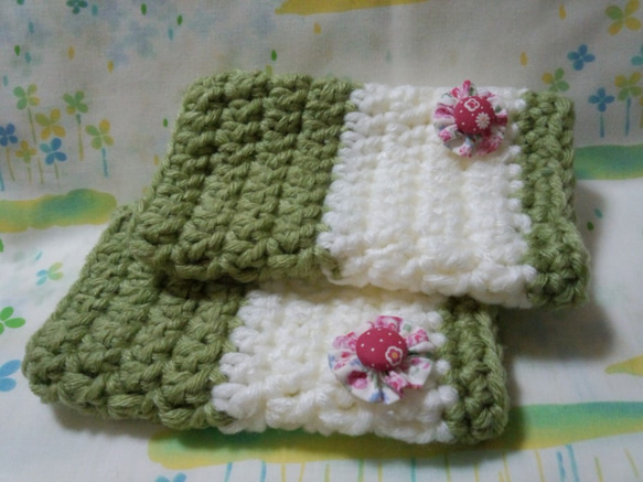 ☆手縫い屋の編み編みハンドウォーマー☆お花付き☆モスグリーン＆白 5枚目の画像