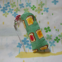 手縫い☆リップ・USB・印鑑フォルダー☆ストラップ付き☆トースト柄☆緑色☆裏地付き☆プチギフト 3枚目の画像