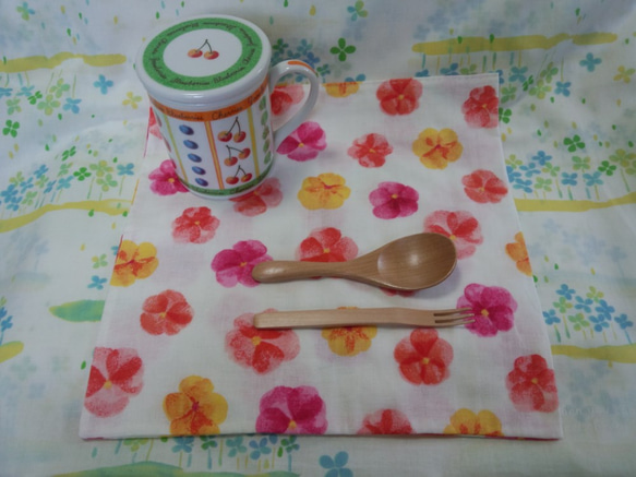 ◆手縫い☆Wガーゼハンカチ☆大判27×27㎝☆手書き風お花柄・赤系☆ランチョン☆カフェマット☆プチギフト 1枚目の画像