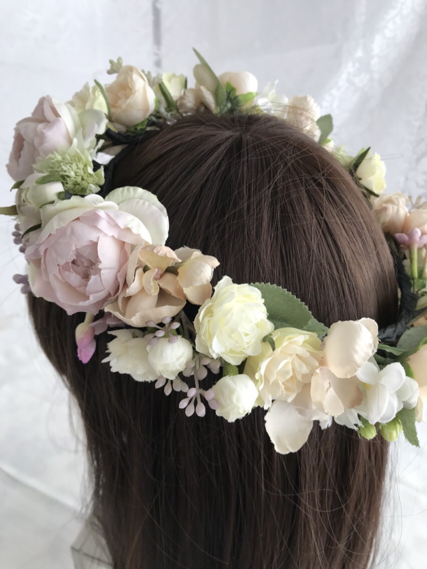 ペールピンクの花かんむり