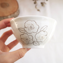 白 お茶碗【くまと花】 4枚目の画像