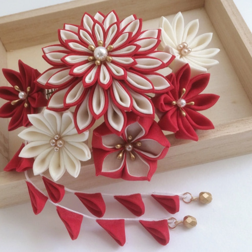 つまみ細工ダリア髪飾り✴︎ホワイト×レッド 成人式 卒業式 七五三 髪