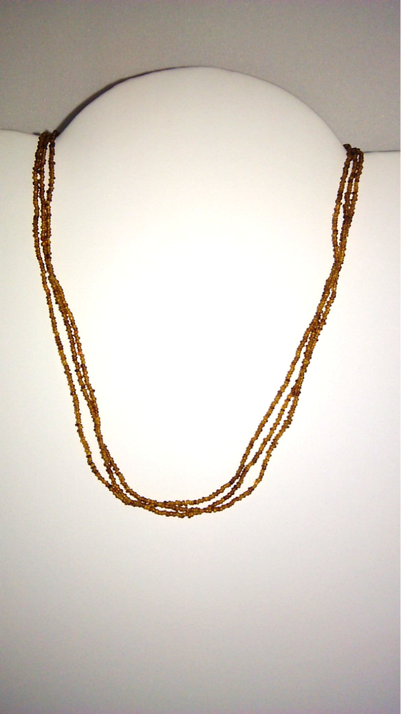 超極小　琥珀色のアンティークベネチアンビーズ ネックレス  ３連  送料無料です 3枚目の画像