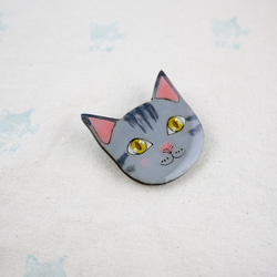 笑顔猫 - 灰色の猫のピン 2枚目の画像