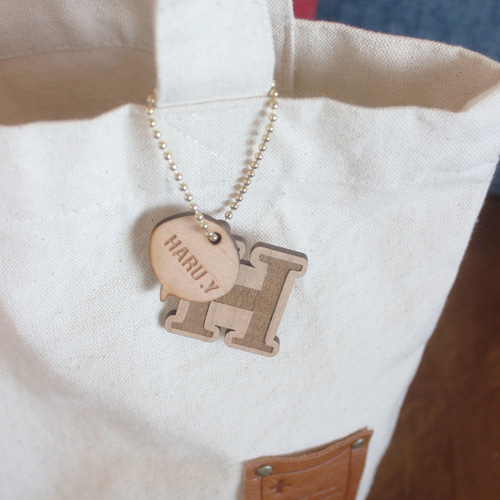 @＊お名前入りオーダーメイド木製キーホルダー♫ 名入れ＊セミオーダーメイド＊木のイニシャルキーホルダー