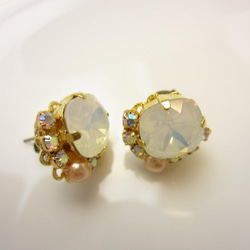 Real SWAROVSKI☆sweet &elegant white opal 2枚目の画像