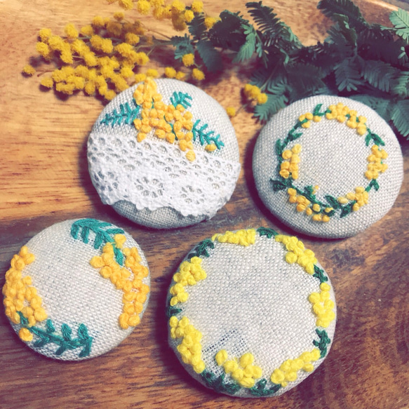 春◌ ͙❁˚hand made❁ミモザの刺繍くるみボタン a 45mm✴︎ヘアゴムにもブローチにも◌ ͙❁˚ 3枚目の画像