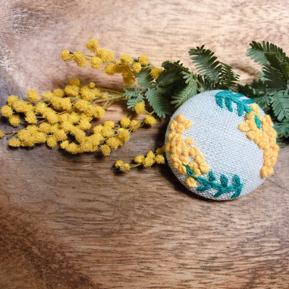 春◌ ͙❁˚hand made❁ミモザの刺繍くるみボタン c 38mm✴︎ヘアゴムにもブローチにも◌ ͙❁˚ 2枚目の画像