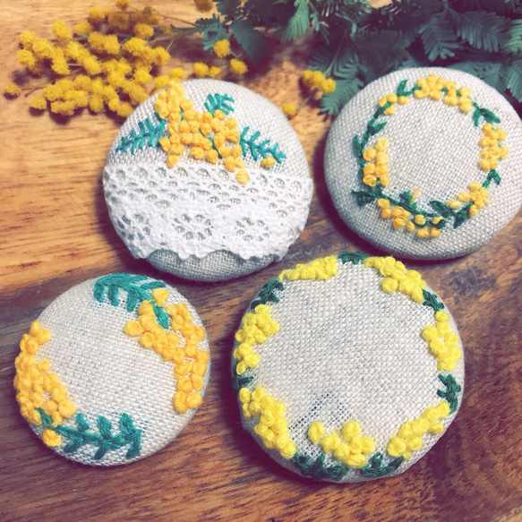 春◌ ͙❁˚hand made❁ミモザの刺繍くるみボタン d 45mm✴︎ヘアゴムにもブローチにも◌ ͙❁˚ 3枚目の画像