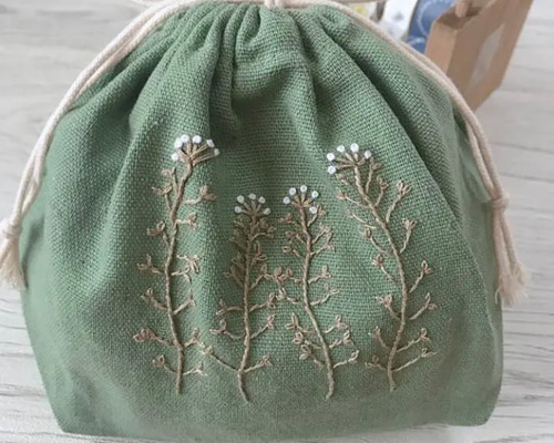 手刺繍まぁるい巾着ポーチ　ハーフリネン　和柄　すみれ リネンの手刺繍巾着ポーチ＊オレンジ | hokoromori