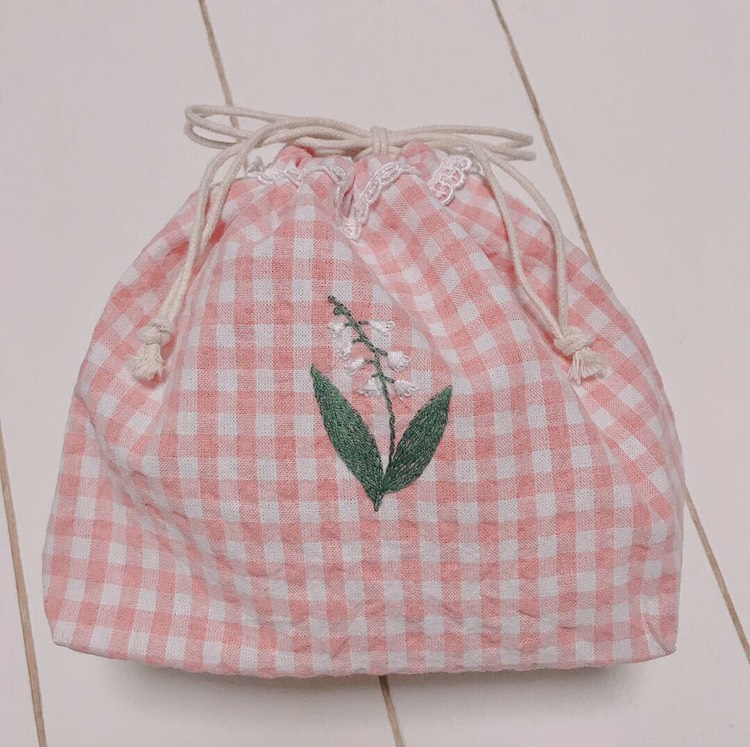 受注オーダー⚘handmade刺繍巾着⚘ギンガムチェックにすずらん