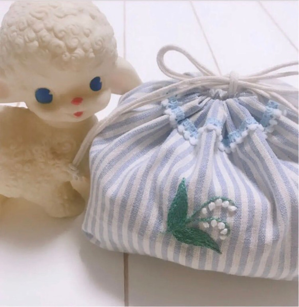 受注オーダー⚘handmade刺繍巾着⚘ハーフリネン水色ストライプにすずらん ex.樋口愉美子 1枚目の画像