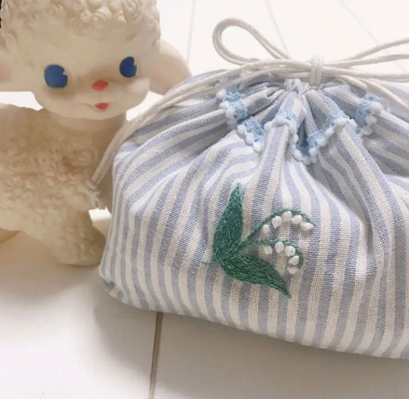 受注オーダー⚘handmade刺繍巾着⚘ハーフリネン水色ストライプにすずらん ex.樋口愉美子 2枚目の画像