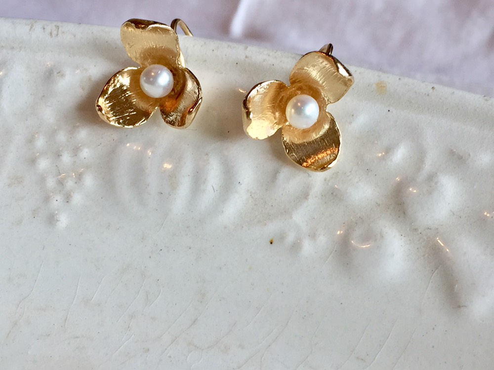 SV925✳︎three petals ゴールドコーティング/フラワーパールピアス✳︎淡水パール