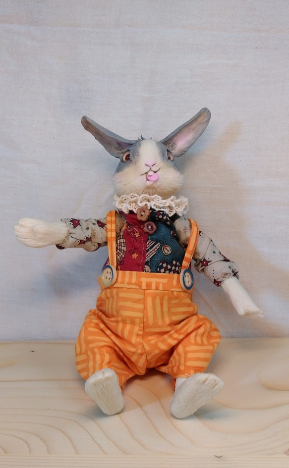 調皮馬戲團兔兔手感娃娃。送禮。悠閒生活。精緻收藏。 第1張的照片