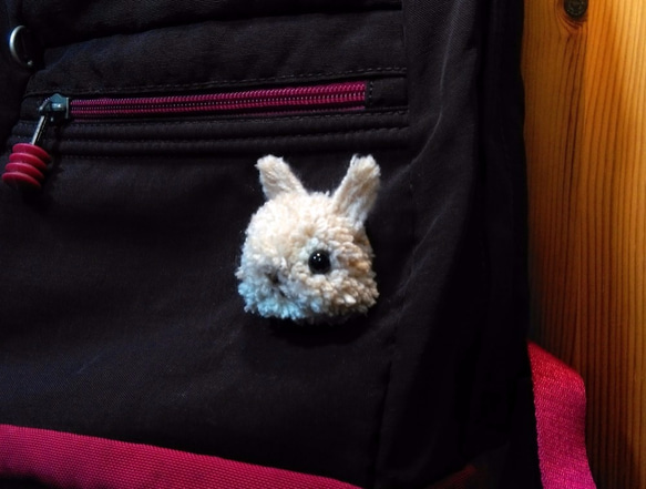 小兔兔胸章/別針。毛線球。小型款式。簡易樂活 第5張的照片