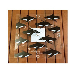 名入れ ギフト最適　壁掛け時計-飛ぶペンギン 1枚目の画像