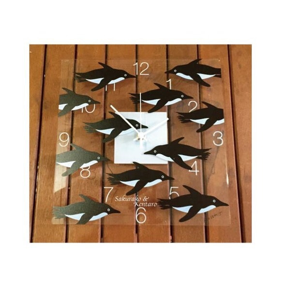 名入れ ギフト最適　壁掛け時計-飛ぶペンギン 1枚目の画像