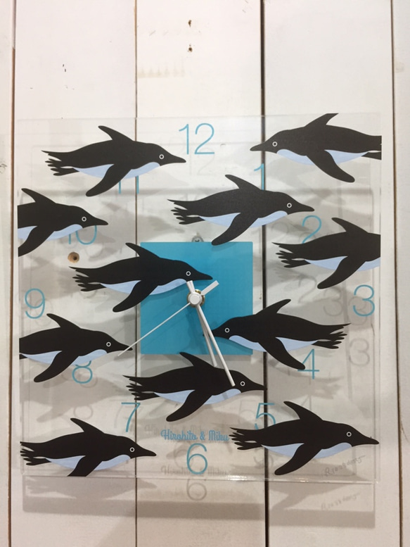 名入れ ギフト最適　壁掛け時計-飛ぶペンギン 2枚目の画像