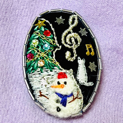 刺繍ブローチ：ト音記号とスノーマン Brooch: G-clef & Snowman 1枚目の画像