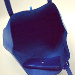 NO.137010 横型(小)  上質レザートートバッグ（ポーチ付）ロイヤルブルー 2枚目の画像