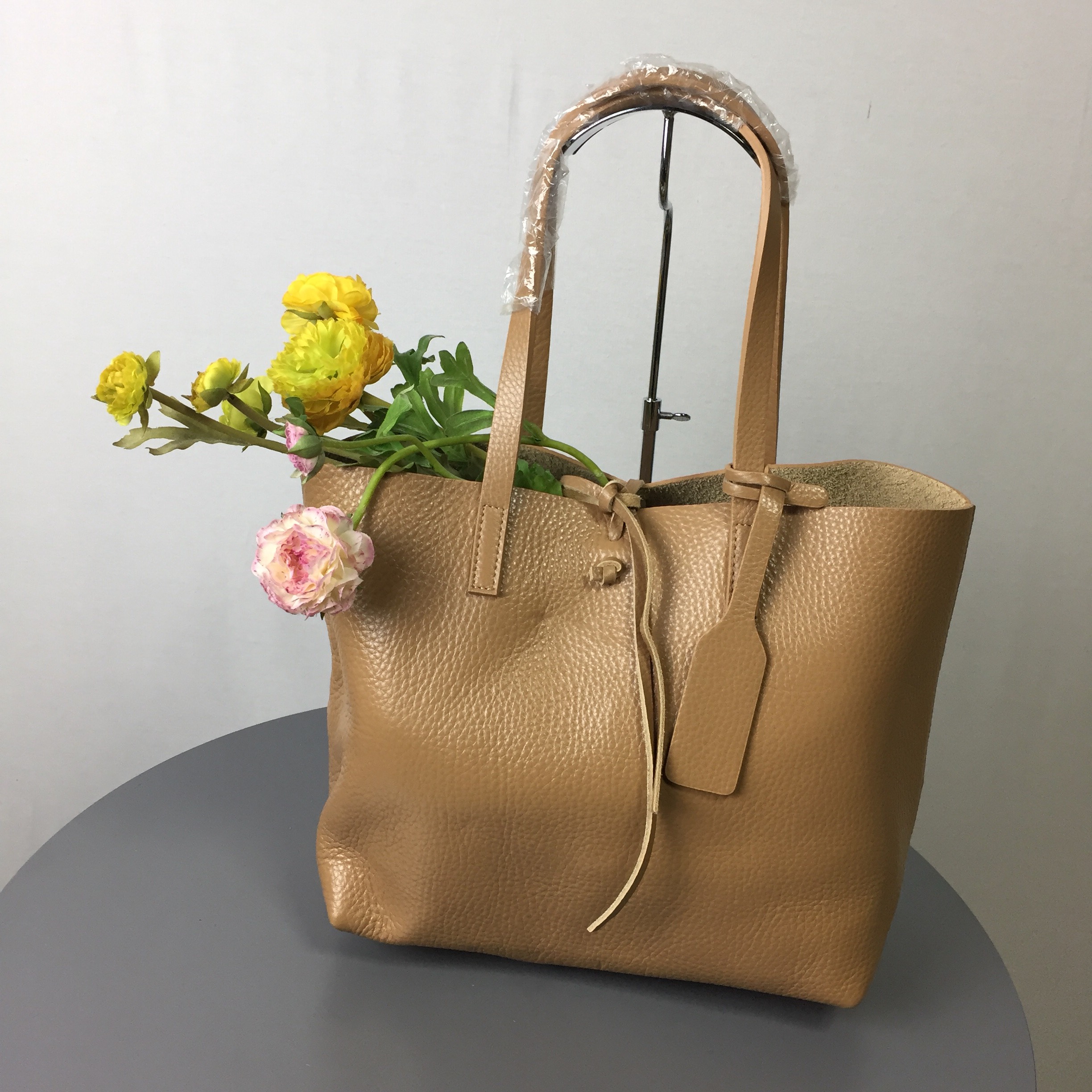 No.137015横型(中)ベージュ最高級上質レザートートバッグ