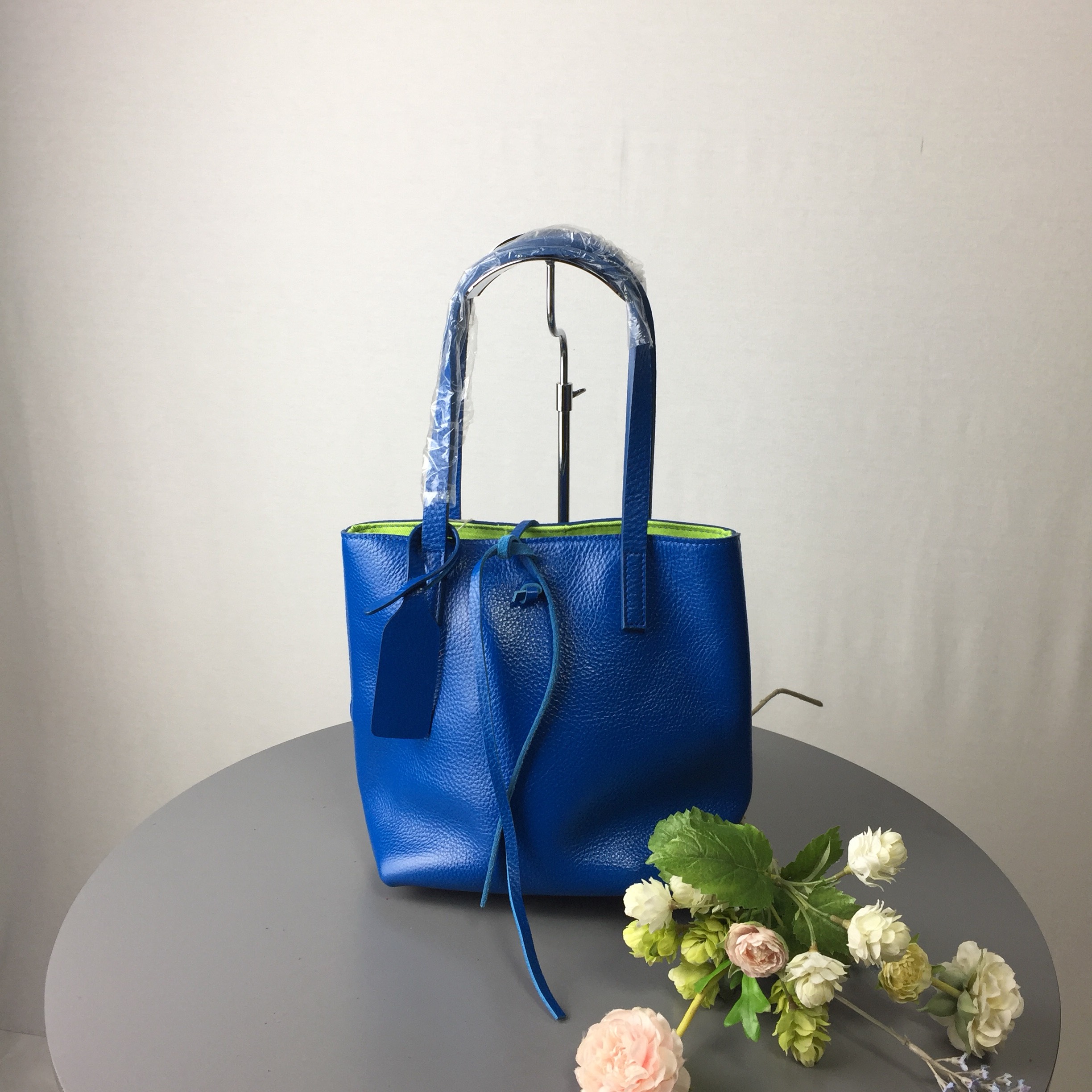 NO.127005縦型(小)母の日プレゼントに最高級イタリアンカーフトートバッグ ブルー 綿裏地、底板底鋲つき