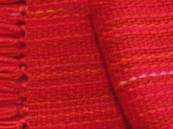 赤いスイートピー色の手織りマフラー 　長さ200cm 6枚目の画像