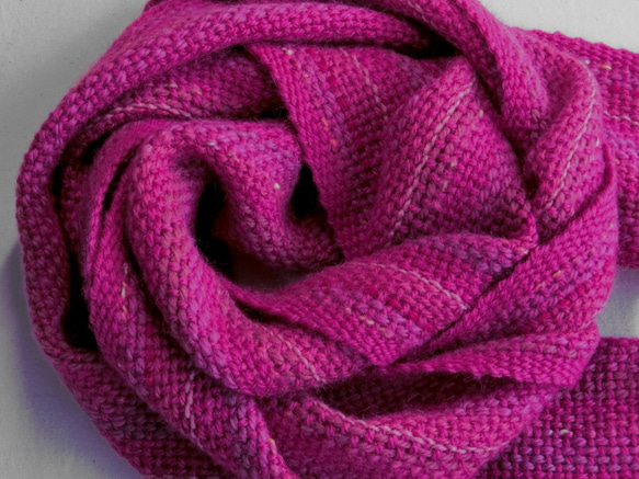 ローズピンク色の手織りウールマフラー 長さ156cm マフラー mm.Kalion