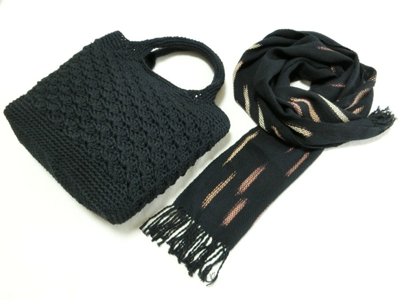 福袋セット　黒たて絣手織りコットンストールさみだれ縞＋手編みミニトートバッグ 1枚目の画像