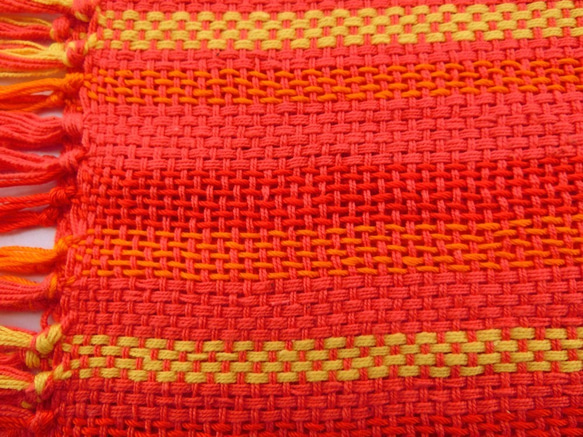 ガーベラ色の手織りコットンストール 4枚目の画像