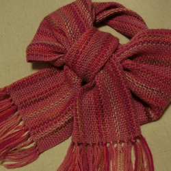 百日紅の花色手織りウールマフラー　202cm 1枚目の画像
