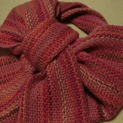 百日紅の花色手織りウールマフラー　202cm 2枚目の画像
