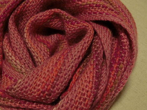 百日紅の花色手織りウールマフラー　202cm 6枚目の画像