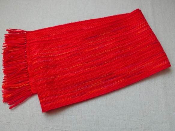 赤いスイートピー色の手織り春マフラー 　長さ168cm 3枚目の画像