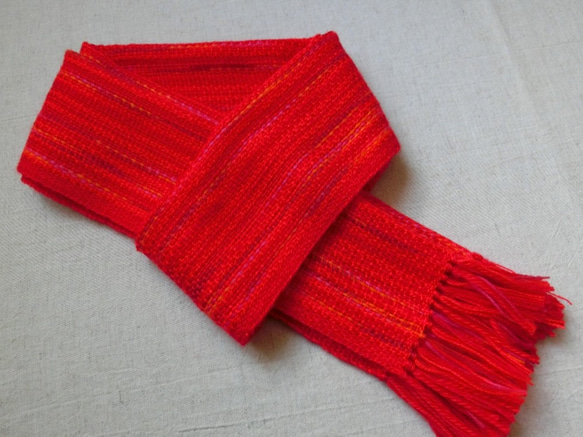 赤いスイートピー色の手織り春マフラー 　長さ168cm 5枚目の画像