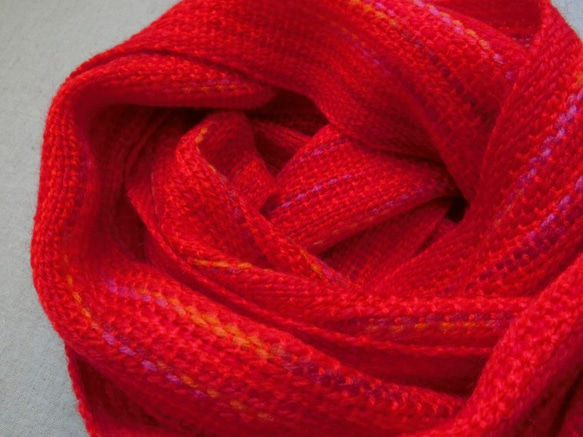 赤いスイートピー色の手織り春マフラー 　長さ168cm 1枚目の画像