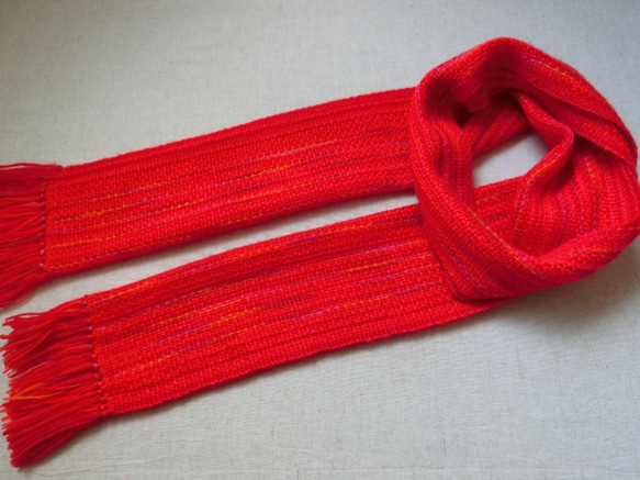赤いスイートピー色の手織り春マフラー 　長さ168cm 6枚目の画像