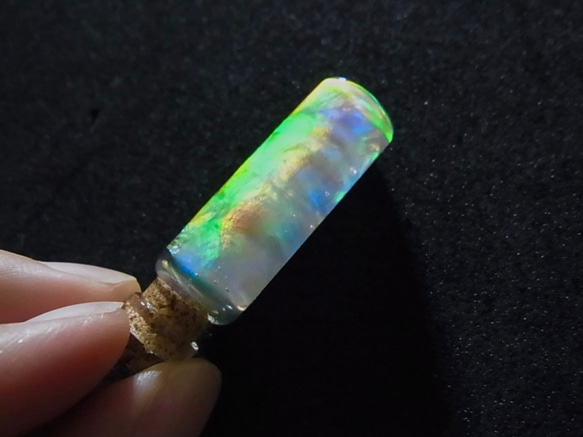 虹色ボトル　液体結晶 2枚目の画像