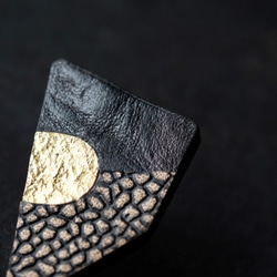 黒い革と金属のイヤリング（Lsize） 2枚目の画像