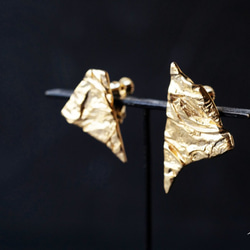 シワの三角イヤリング（gold） 2枚目の画像