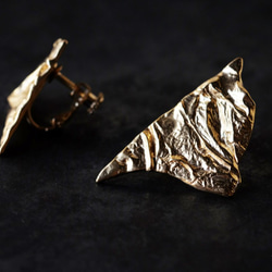 シワの三角イヤリング（gold） 3枚目の画像