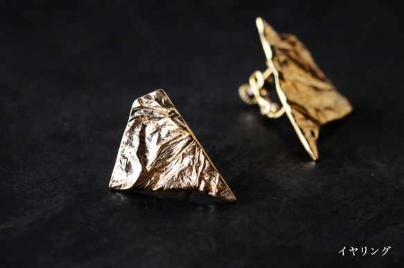 シワの三角イヤリング（gold） 4枚目の画像