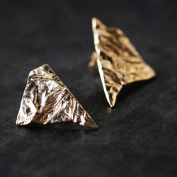 シワの三角ピアス（gold） 1枚目の画像